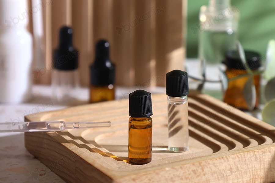 Малко стъклено карамелено шише  1 ml с размери  11x30 mm и с капачка-изображение_група