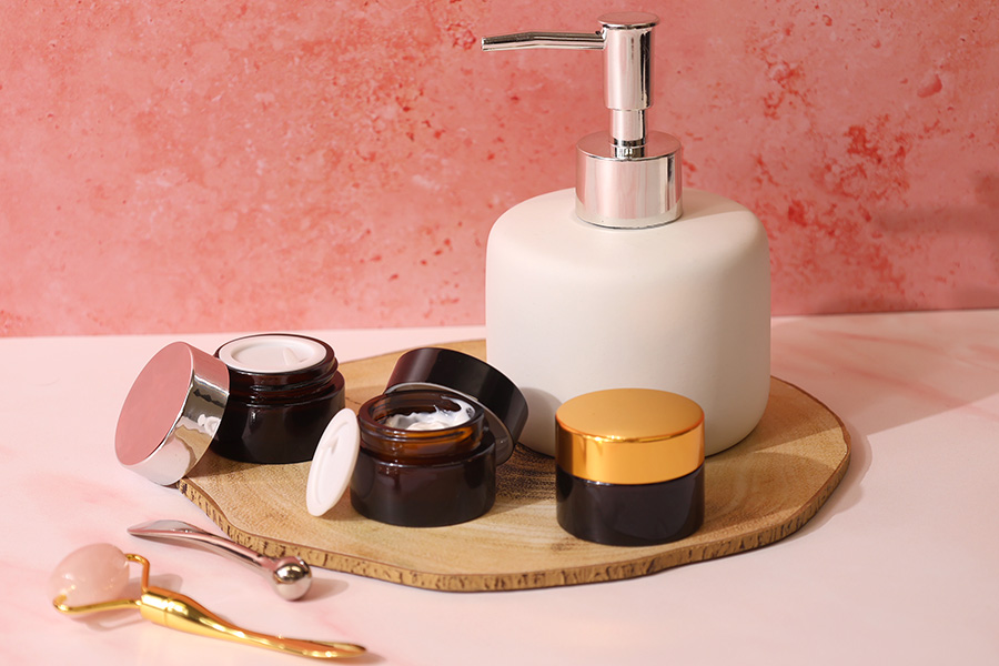 Стъклен амбер буркан 15 мл с пластмасова капачка и уплътнител-изображение_група