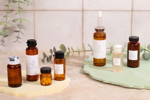 Малки карамелени шишенца 20 мл с черна пластмасова капачка-изображение_група