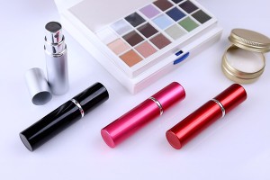 Стъклена бутилка 5 мл със спрей в пластмасови разноцветни обвивки-изображение_група