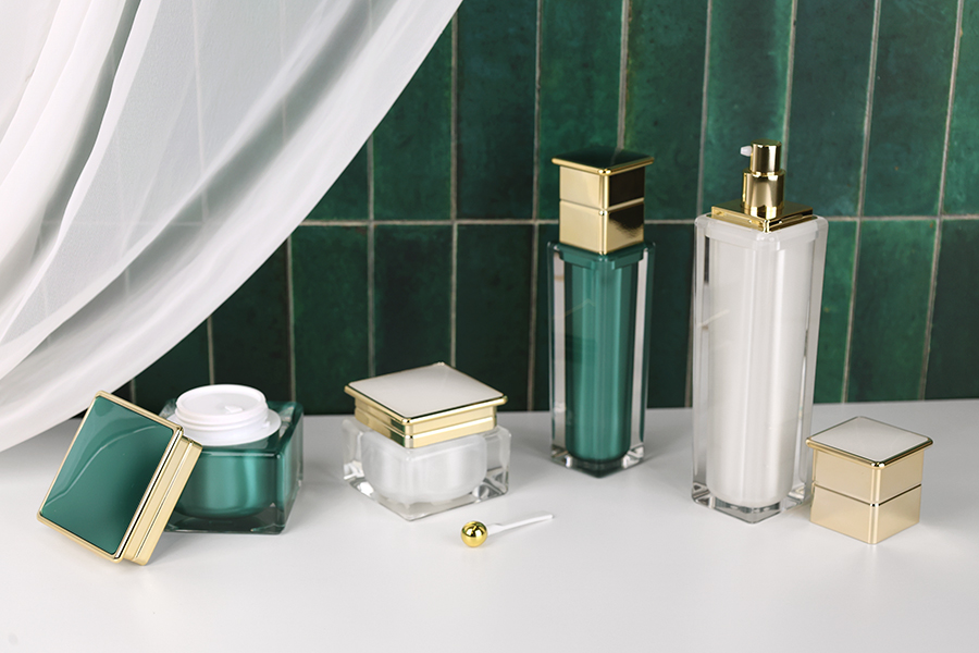 Луксозна акрилна бутилка 100 мл в изумруден цвят с помпа за крем -изображение_група