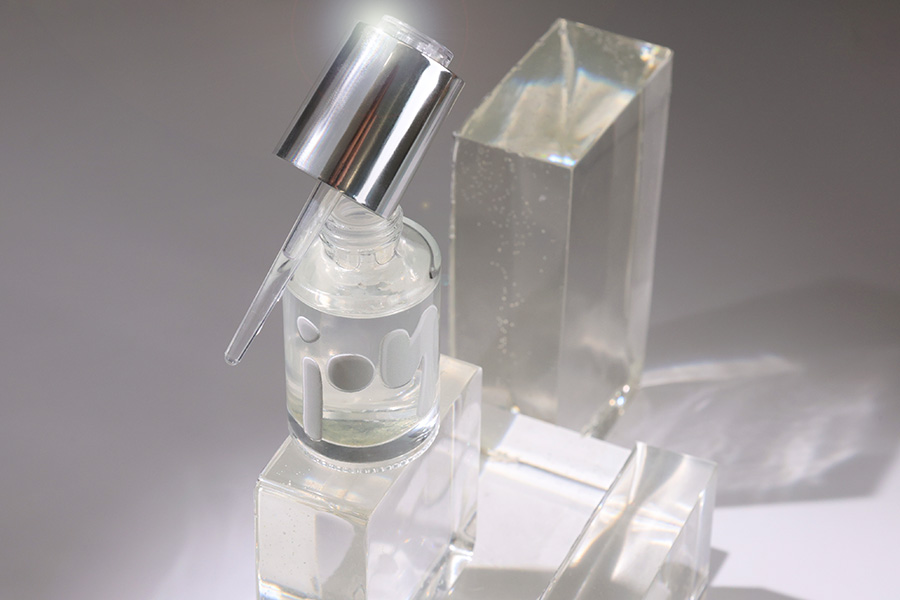 Прозрачна стъклена  30 мл бутилка със сребърен капкомер с бутон и цедка-изображение_група