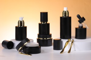 Матово черно стъклено шишенце 100 мл със златна помпа за крем и матово черна капачка-изображение_група