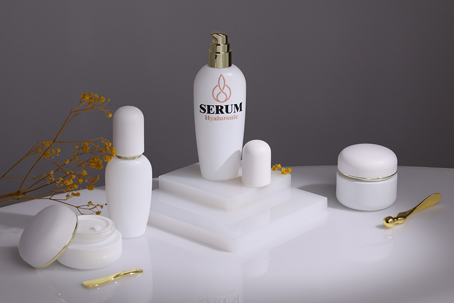 Стъклен бял матов буркан 50 мл с капачка със златиста лента с уплътнител и вътрешна пластмасова вложка -изображение_група