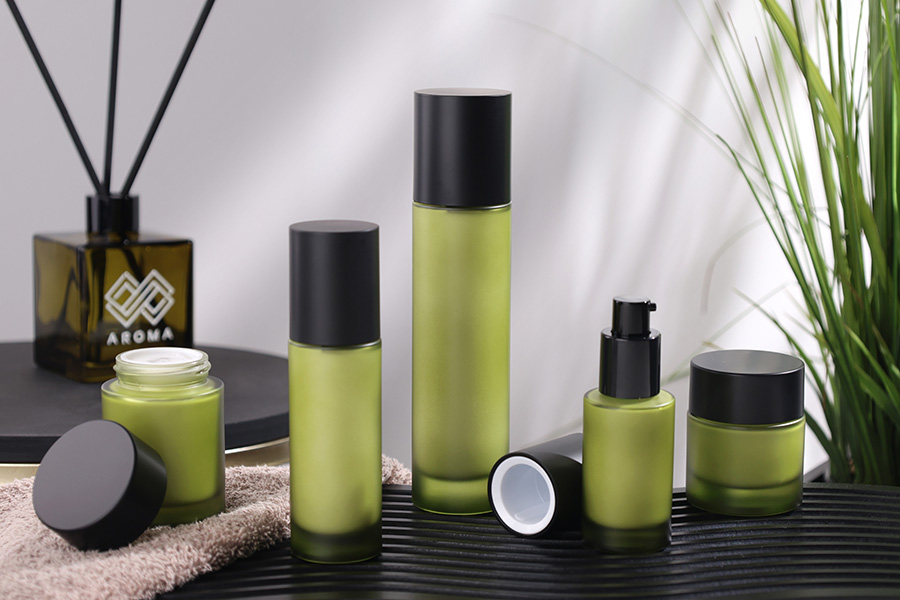 Матово зелен буркан 30 мл с черна капачка(с уплътнител) и пластмасова вътрешна вложка-изображение_група