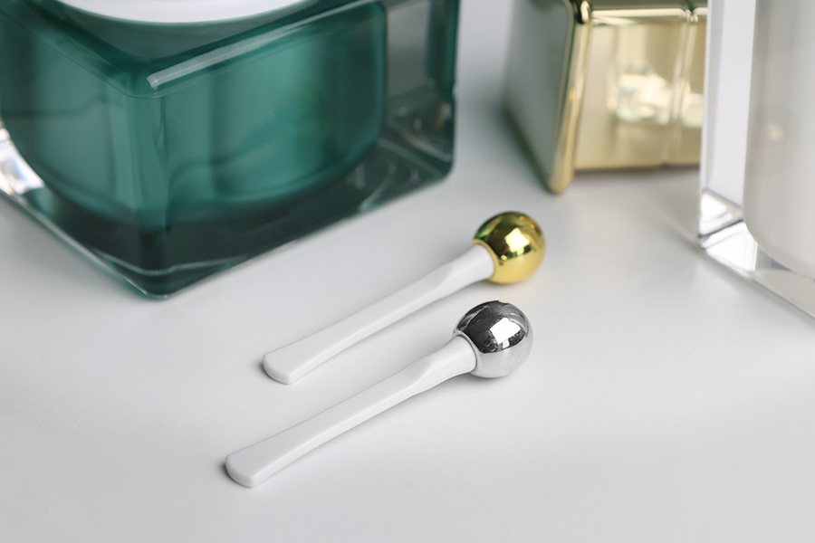 Пластмасова шпатула за крем 57 мм с кръгъл сребрист или златист метален връх-изображение_група