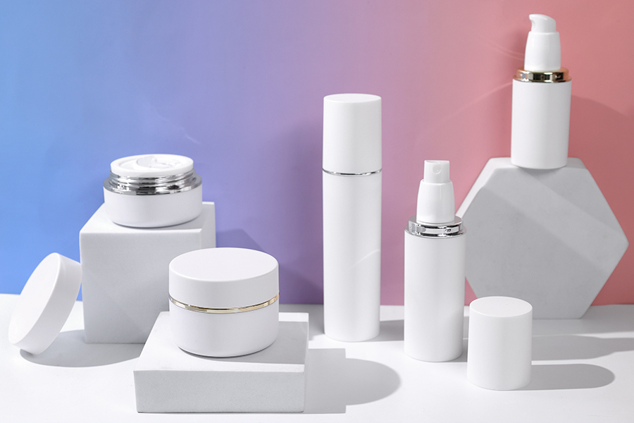 Бутилка 50 мл в бял МАТОВ цвят със сребърна или златна ивица, с помпа за крем и бяла МАТОВА капачка Бутилка 50 мл в бял МАТОВ цвят със сребърна или златна ивица, с помпа за крем и бяла МАТОВА капачка