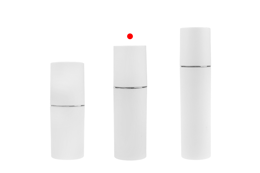 Бутилка 50 мл в бял МАТОВ цвят със сребърна или златна ивица, с помпа за крем и бяла МАТОВА капачка Бутилка 50 мл в бял МАТОВ цвят със сребърна или златна ивица, с помпа за крем и бяла МАТОВА капачка