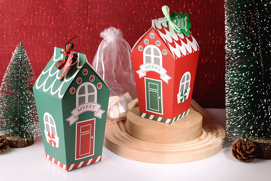 Хартиена коледна подаръчна кутия 70х70х195 мм във формата на къщичка с панделка и етикет - 10 бр.-изображение_група