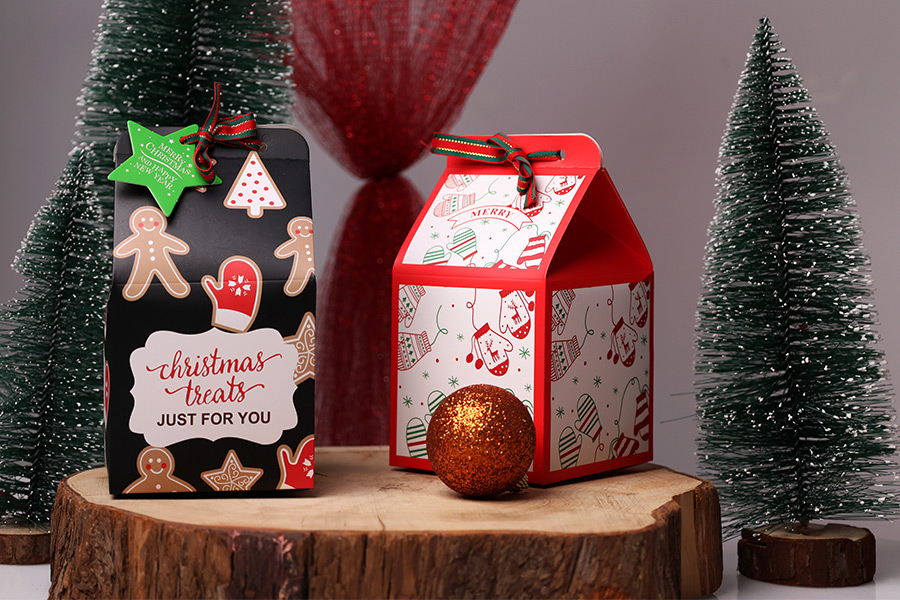 Коледна хартиена подаръчна кутия 90х90х155 мм с панделка и етикет - 10 бр-изображение_група