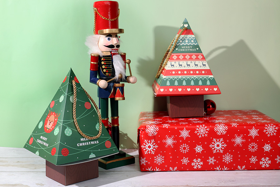 Хартиена подаръчна кутия във формата на елха 150x150x240 mm с шнур - 10 бр.-изображение_група