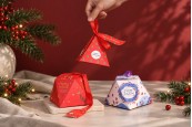 Коледна хартиена подаръчна кутия във формата на пирамида 80x80x92 mm с панделка - 10 бр.-изображение_група