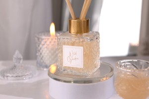 Квадратна стъклена бутилка 50 ml (PP 28) с релефен дизайн-изображение_група