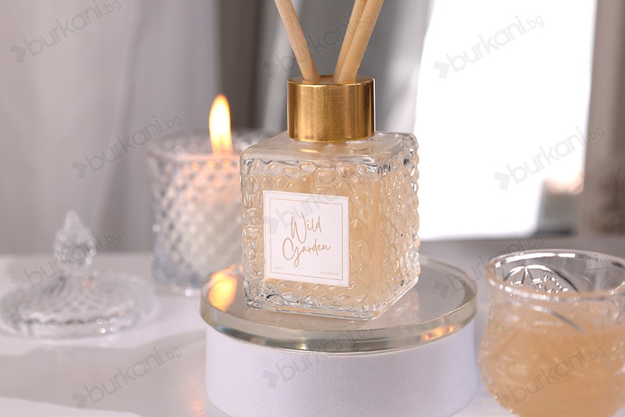 Квадратна стъклена бутилка 50 ml (PP 28) с релефен дизайн-изображение_група