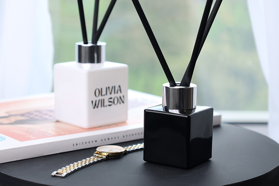 Стъклена бутилка 100 мл (PP28) квадратна, подходяща за ароматизиране на стая, в различни цветове-изображение_група