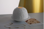 Керамичен свещник в бял цвят, подходящ за чаени свещички Керамичен свещник в бял цвят, подходящ за чаени свещички