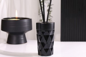 Стъклена бутилка 180 ml (PP28) релефна в бял или черен матов цвят за ароматизатори-изображение_група