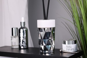 Стъклена бутилка 180 ml (PP28) релефна в цвят сребро или розово-златно подходяща за ароматизатори-изображение_група