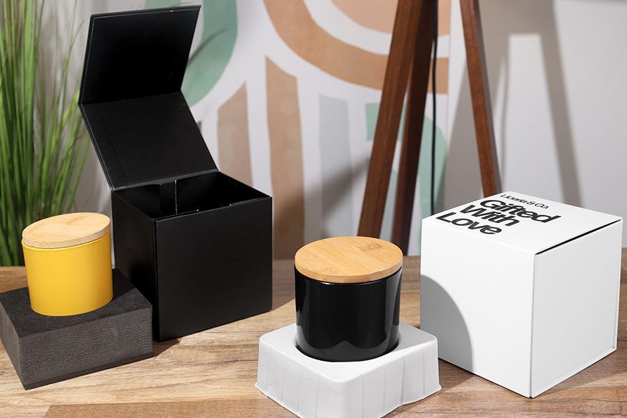 Луксозна кутия с магнитно закопчаване в черен или бял цвят 110x110x110 мм с вътрешен пластмасов калъф (за буркани код 1105-2-0) Луксозна кутия с магнитно закопчаване в черен или бял цвят 110x110x110 мм с вътрешен пластмасов калъф (за буркани код 1105-2-0)-изображение_група