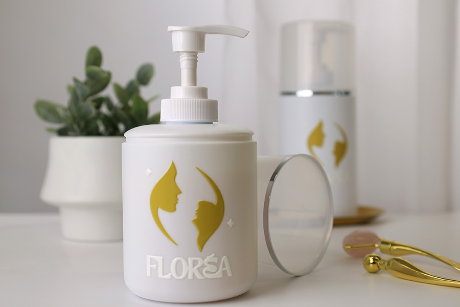 Пластмасова (HDPE) бяла бутилка 300 мл с помпа за крем и прозрачна капачка със сребриста лента-изображение_група