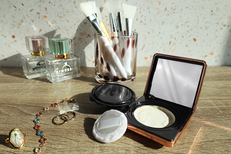 Акрилна кутия - кутия 15 гр. за руж, пудра или хайлайтър Акрилна кутия - кутия 15 гр. за руж, пудра или хайлайтър-изображение_група