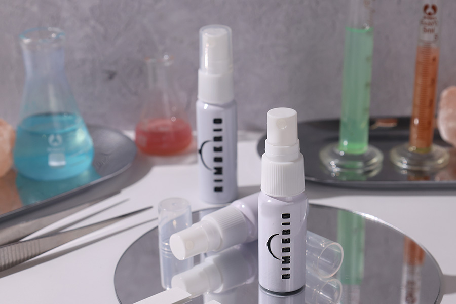 Бяла алуминиева бутилка 15 мл с бяла пластмасова спрей помпа -изображение_група