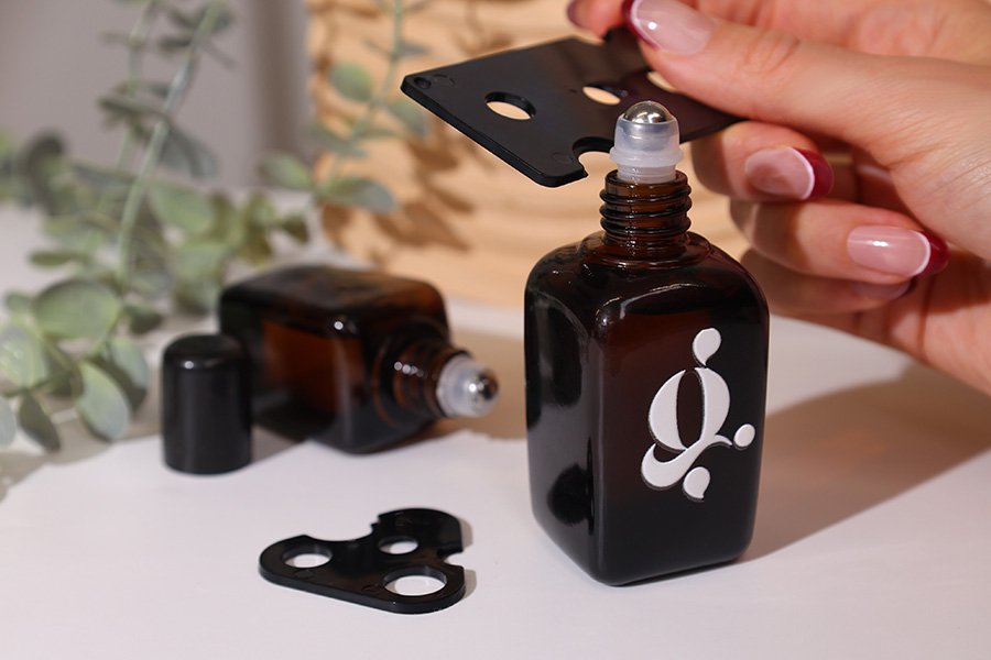 Пластмасов инструмент за изваждане на рол-он топчета от бутилки-