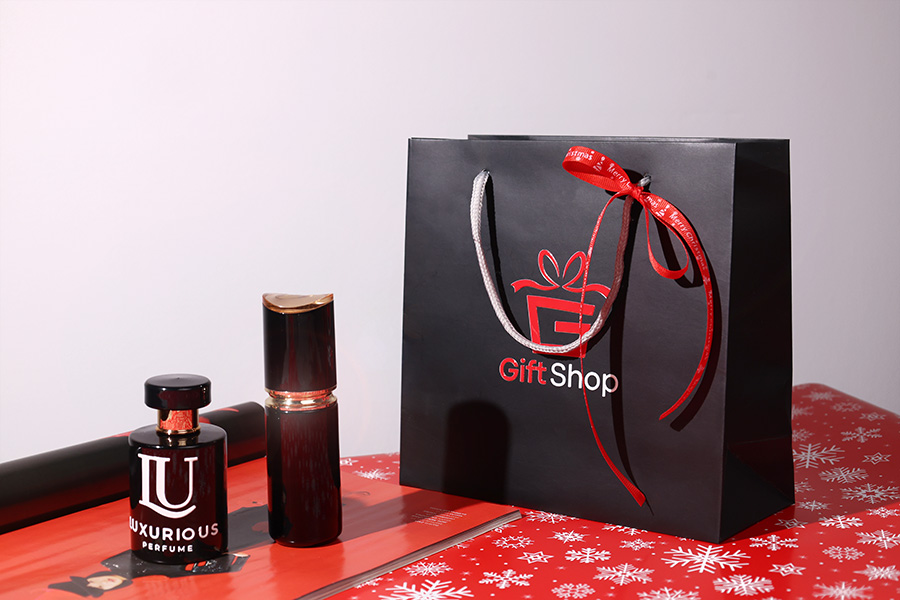 Черна лъскава подаръчна торбичка със сребриста усукана въжена дръжка с размер 220x90x210-изображение_група