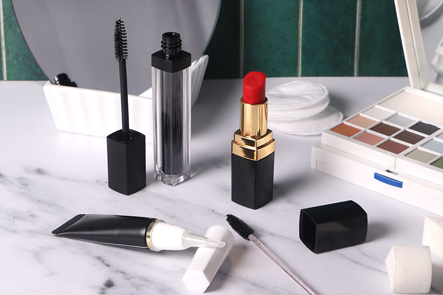 Черна опаковка за червило-изображение_група