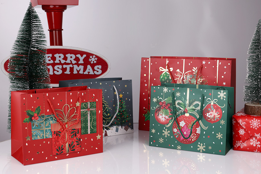 Коледна хартиена подаръчна торбичка 310x120x250 мм с усукана  дръжка - 12 броя микс от дизайни и цветове-изображение_група