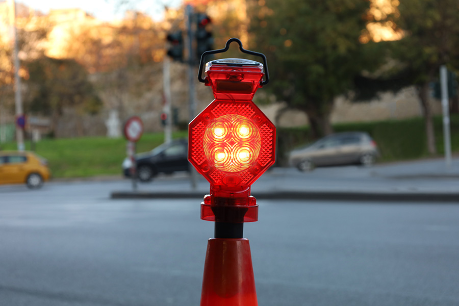 Предупредителен фенер с вграден соларен панел-изображение_група