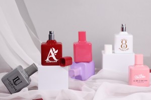 Стъклена бутилка за парфюм 100 мл в различни цветове със спрей и капачка-изображение_група