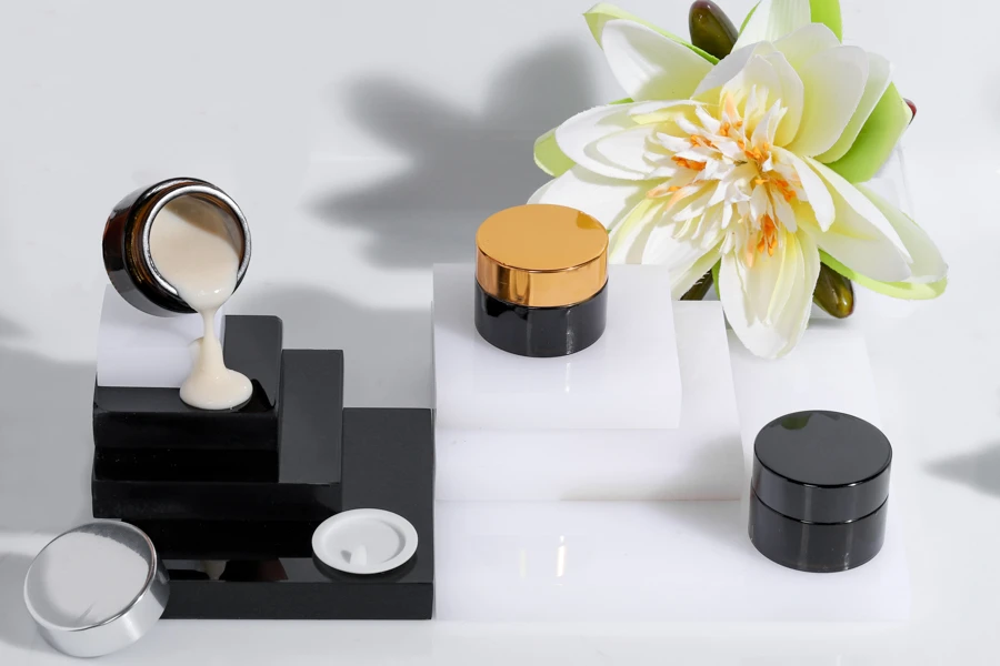 Стъклен амбер буркан 15 мл с пластмасова капачка и уплътнител-изображение_група