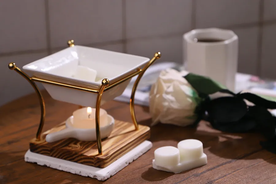 Метален аромадифузор с дървена основа, керамична лъжица и съд за топене на масла-изображение_група