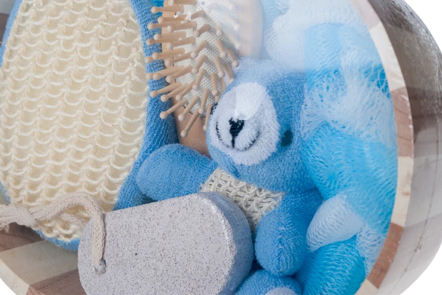 Комплект за подарък  - аксесоари за баня в дървена кошница-