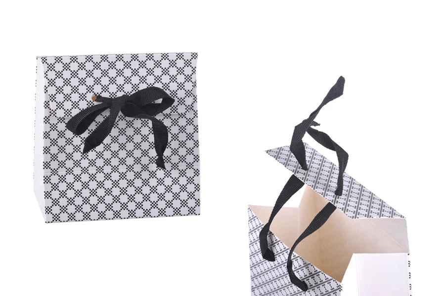 Хартиена елегантна подаръчна чанта, с размери  105x67x105-изображение_продукт
