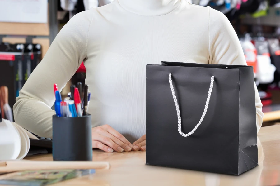 Черна пластмасова подаръчна чанта със сребристи дръжки с размери  220x90x210-изображение_група