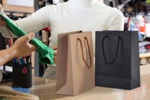 Подаръчна торбичка в черно или кафяво от крафт хартия с размери 150x75x200-5