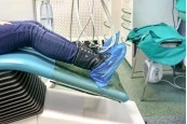 Сини найлонови галоши за едникратна употрева  (с куки) - 100 бр в кутия