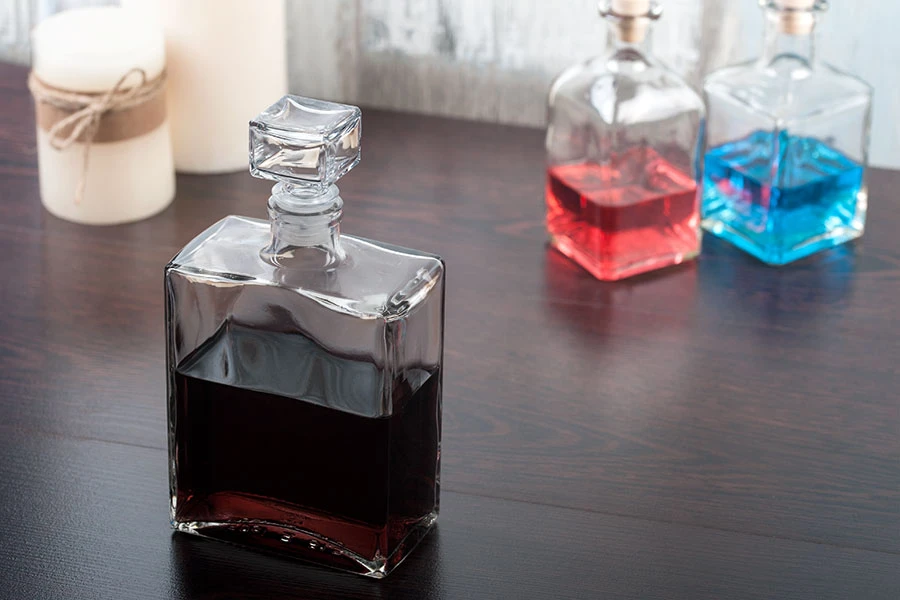 Стъклена елегантна квадратна бутилка за вино или ракия 500ml Стъклена елегантна квадратна бутилка за вино или ракия 500ml