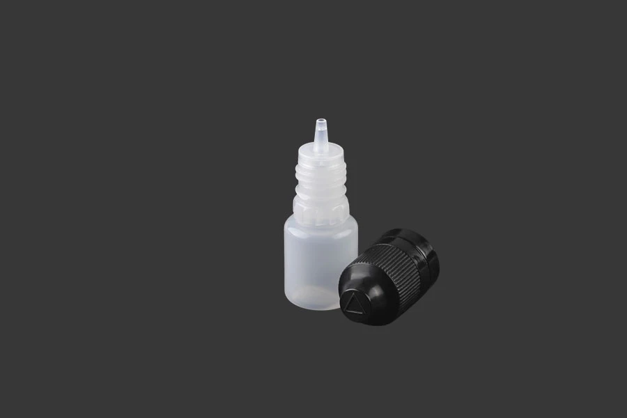 Пластмасова млечна бутилка 5 ml с черна пластмасова капачка CRC и пластмасов дозатор за електронна цигара - 50 бр. Пластмасова млечна бутилка 5 ml с черна пластмасова капачка CRC и пластмасов дозатор за електронна цигара - 50 бр.