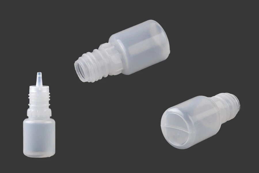 Пластмасова млечна бутилка 5 ml с черна пластмасова капачка CRC и пластмасов дозатор за електронна цигара - 50 бр. Пластмасова млечна бутилка 5 ml с черна пластмасова капачка CRC и пластмасов дозатор за електронна цигара - 50 бр.