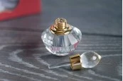 Кристална бутилка от 3 ml с кристална капачка и игла Кристална бутилка от 3 ml с кристална капачка и игла