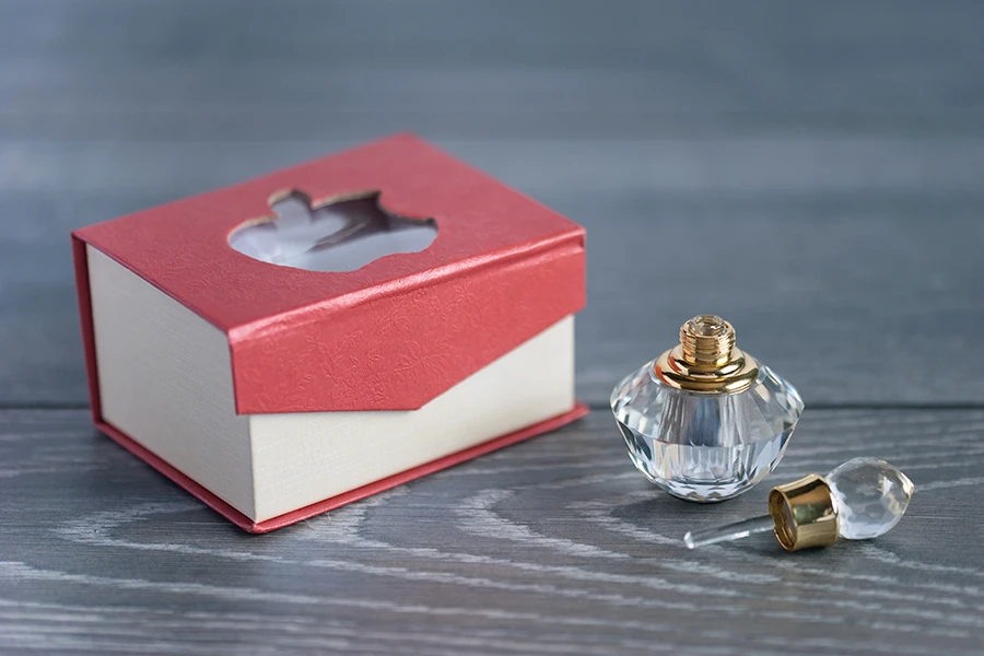 Кристална бутилка от 3 ml с кристална капачка и игла Кристална бутилка от 3 ml с кристална капачка и игла