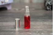 Стъклена бутилка за парфюм  с пластмасов спрей и алуминиева капачка в два цвята Стъклена бутилка за парфюм  с пластмасов спрей и алуминиева капачка в два цвята