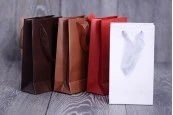 Хартиена подаръчна торбичка с дръжка в различни цветове Хартиена подаръчна торбичка с дръжка в различни цветове