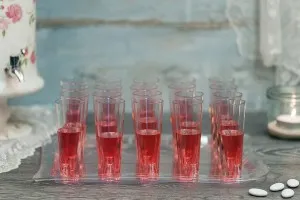 Сватбен комплект: Тава с 20 пластмасови чашки-1