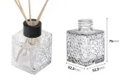 Квадратна стъклена бутилка 100 ml (PP 28) с релефен дизайн Квадратна стъклена бутилка 100 ml (PP 28) с релефен дизайн