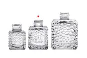 Квадратна стъклена бутилка 100 ml (PP 28) с релефен дизайн Квадратна стъклена бутилка 100 ml (PP 28) с релефен дизайн