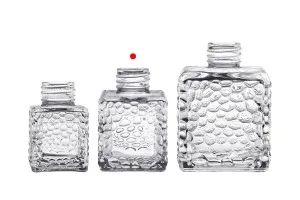 Квадратна стъклена бутилка 100 ml (PP 28) с релефен дизайн-3